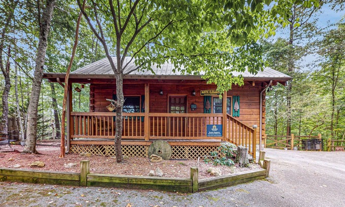 Caton Cabina | Smoky Mountain retreat with deck, hot tub, pool table, & free attraction tickets