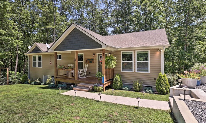 Leicester Casa | Smoky Mountains Leicester Home w/ Deck!