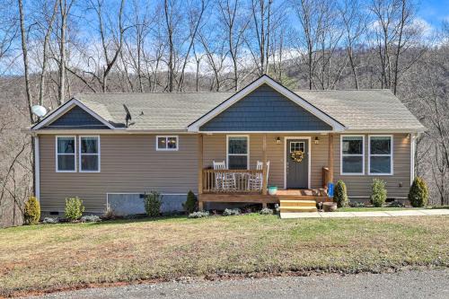Leicester Casa | Smoky Mountains Leicester Home with Deck!