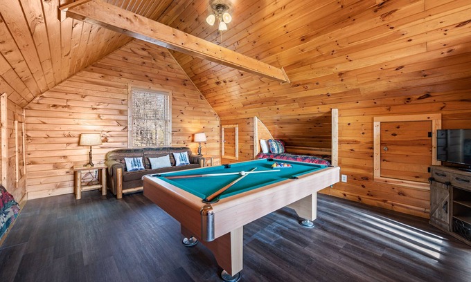 Sevierville Cabina | Smoky Mtn Cabin / Sleeps 8/ Hot Tub/ Pool Table