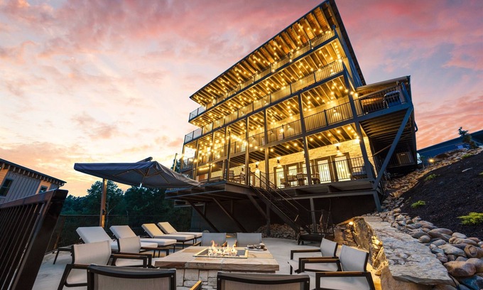 Sevierville Cabina | Smoky Mtn Ultra Luxury Cabin, IndoorPool, PS5, Pool Table, 8Bsleeps26, Waterpark