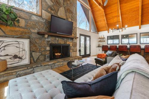 Seymour Casa | Smokys Landing Disc Golf Game Room Hot Tub
