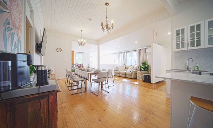 Annerley Casa | Snacks&Flicks, Cosy Queenslander Kicks-close to PA