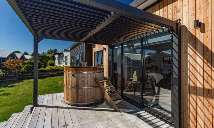 Ohakune Casa | SnoBox with Hot Tub - Sleeps 7 - Ohakune Holiday Home