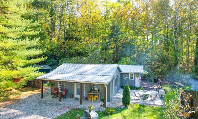 Nashville Cabaña | Snoozy Snail short walk to town! Pet Friendly! Charming!