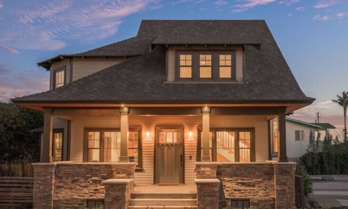 Downtown Cabaña | SNOW BIRDS Monthly discounts available! 4 bed remodeled stunning bungalow!