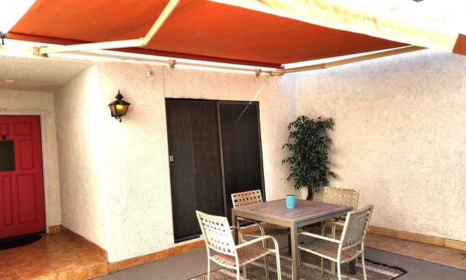 The Movie Colony Condominio | Snowbird Delight. Two-minute walk to downtown action. Casino around the corner.