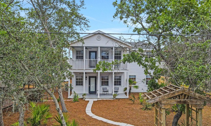 Gulfview Heights Casa | Snowbird-friendly home near the beach with large yard for dogs, boats, trailers