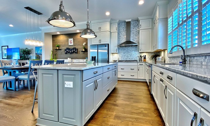 Redington Beach Condominio | Snowbird-friendly townhome near the Gulf with a hot tub, WiFi, AC, washer/dryer