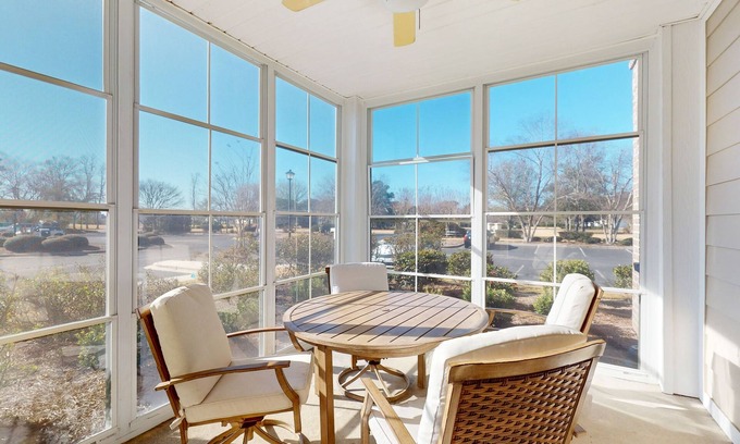 Calabash Condominio | Snowbird-friendly condo with 2 outdoor pools, patio, & streaming- golfing nearby