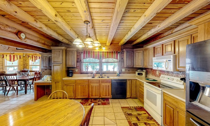 Leesville Casa | Snowbird-friendly house with lake view, fireplace, & W/D - dogs OK