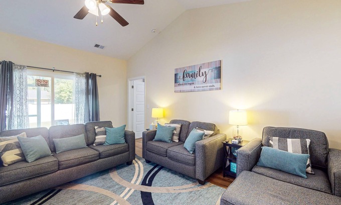 Myrtle Beach Casa | Snowbird-friendly home w/game room, patio, pool table, ping-pong, washer/dryer
