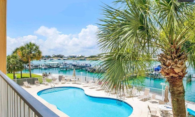 Orange Beach East Condominio | SNOWBIRD SPECIAL with BOAT SLIP. A 3bd/3ba condo in lovely Orange Beach, AL