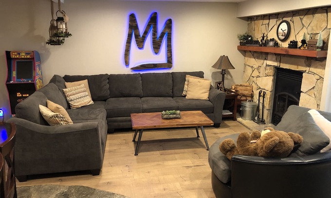 Mammoth Lakes Condominio | Snowcreek IV Premier 2BR/2BA "Creekside Comfort Oasis" - Dog Friendly