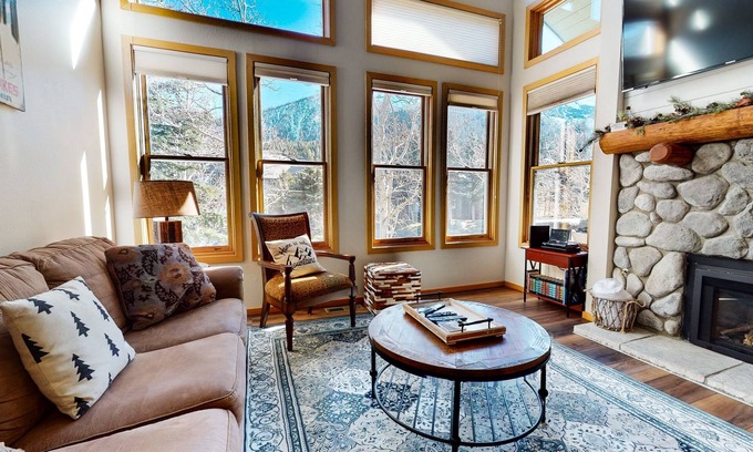 Mammoth Lakes Condominio | Snowcreek V 890 Pet-Friendly, Private Washer Dryer, Mountain Views by RedAwning