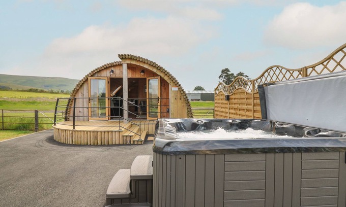 St Harmon Casa | SNOWDROP, pet friendly, with hot tub in Rhayader