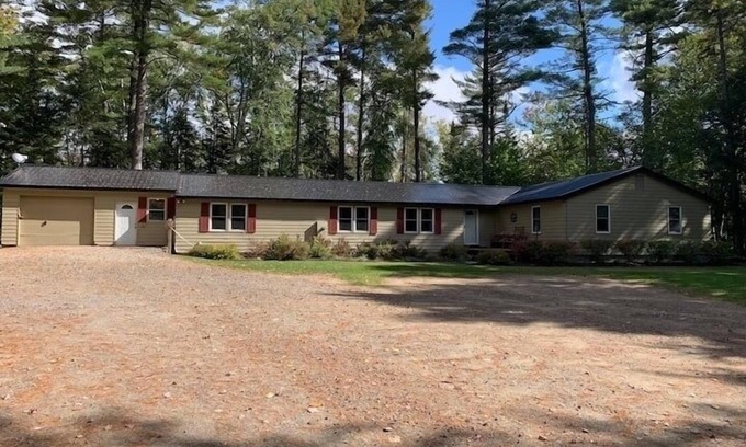 Speculator Casa | Snowmobile Access & Close to Oak Mt. SPACIOUS 5 Bedroom for large family/groups.
