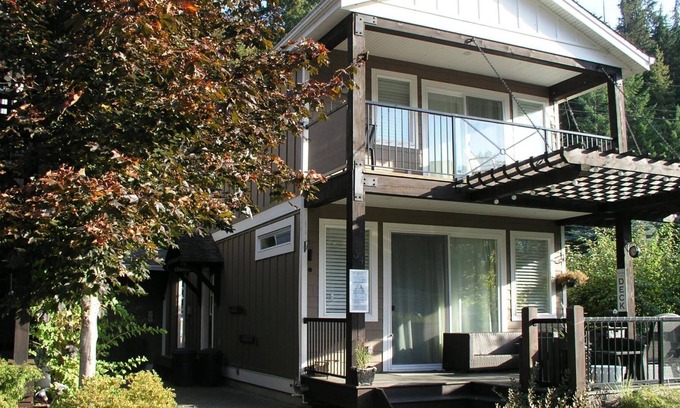 Swansea Point Casa | SNOWMOBILE SICAMOUS in style!