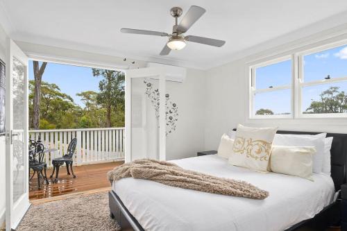 Willow Vale Apartamento | Snug 1-Bed with Charming Deck Seating