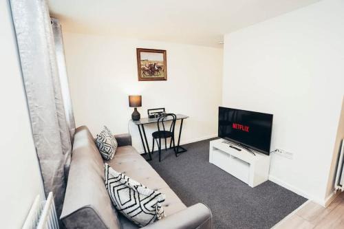 Hilton Apartamento | Snug 1BR Apt, Self Check In, Parking, By DerBnB