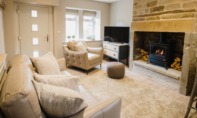 Hepworth Cabaña | SNUG COTTAGE, pet friendly, with a garden in Scholes