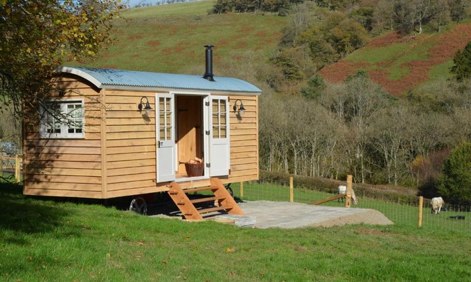 Trecastle Apartamento | Snug Oak Hut with a view on a Welsh Hill Farm