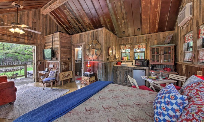 Wimberley Apartamento | ¡NUEVO! Cabaña Wimberley 'Snuggle Inn' w / Fire Pit + Deck
