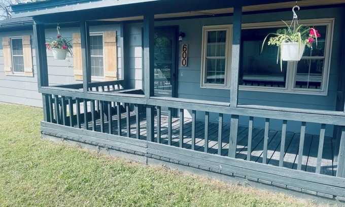 Ava Casa | Snuggle up and relax with the whole family at this Ava home.