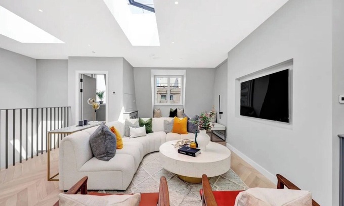 Fitzrovia Condominio | Soak in the Spalike Marble Bath at Plush Penthouse