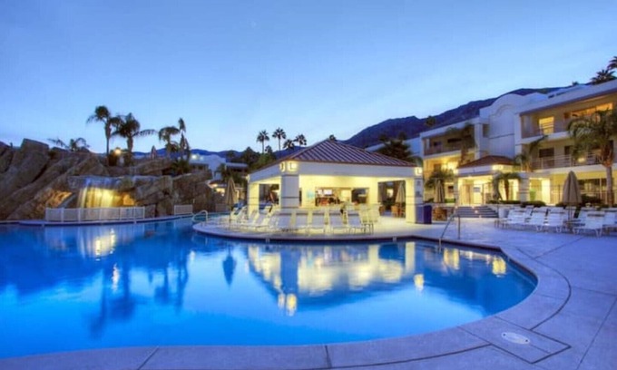 Canyon Corridor Condominio | SOAK IT IN! LIVE IT UP! 2BD/1BA Fabu Palm Springs!