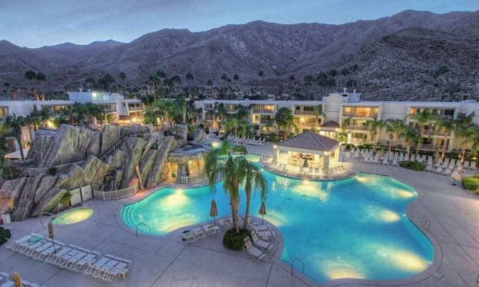 Canyon Corridor Condominio | SOAK UP SUMMER! 2 BD for 6! POOLSIDE BAR n' MORE!