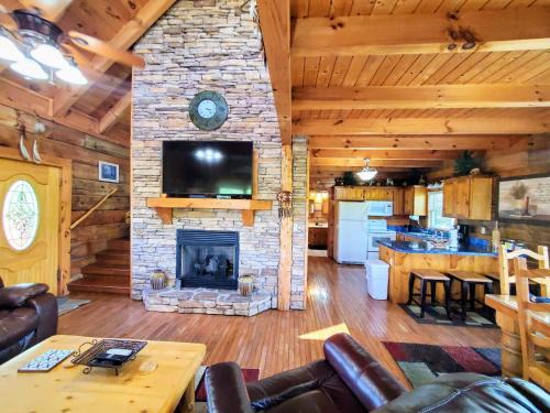 Pigeon Forge Casa | Soaring Eagle Family Cabin w Resort Pool Daily Free Tickets