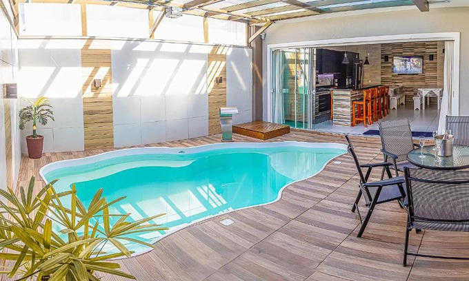 Enseada Casa | sobrado com piscina aquecida a poucos metros mar