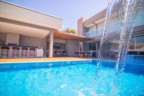 Setor Lagoa Quente Casa | Sobrado Luxuoso c/3 Suítes e Piscina Quente