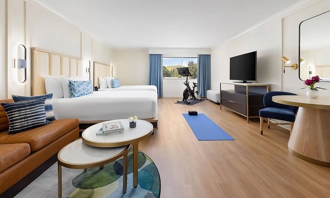 Calabasas Casa | SoCal Fit Room Two Queen, The Anza A Calabasas, Pool, Close to Lake Calabasas