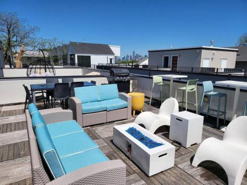 Oak Cliff Casa | Social House with King bed with 2 car garage parking!