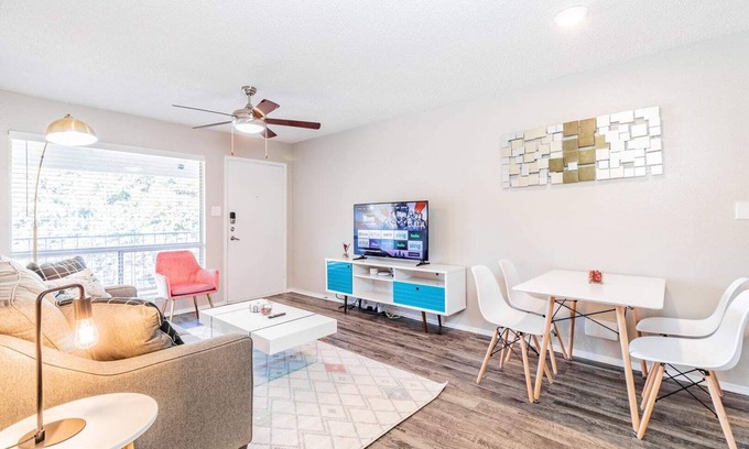 Dawson Apartamento | SoCo 1BR suite w pool, king bed, close to Downtown
