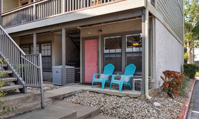 South Congress Condominio | SoCo Condo, 2br/2ba, updated bright space with great pool + parking!