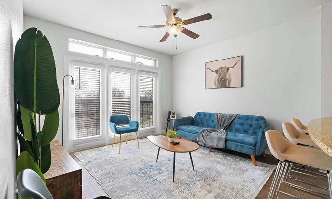 South Congress Apartamento | SOCO Cozy Comfy | Pool + Gym + Racquetball + Laundry + Pkg