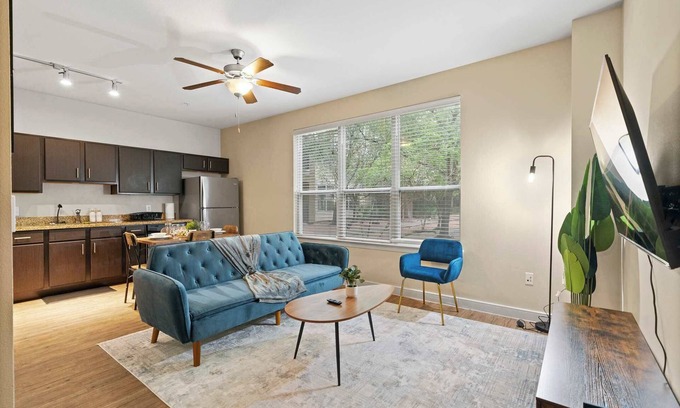South Congress Apartamento | SOCO Cozy Lavish Loft | Pool + Gym + Racquetball + Laundry + Pkg