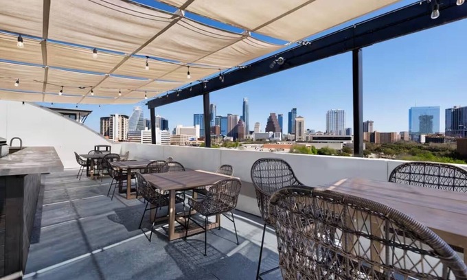 Travis Heights Apartamento | SoCo Dream Stay - Rooftop, Pool, Gym, Central Loc