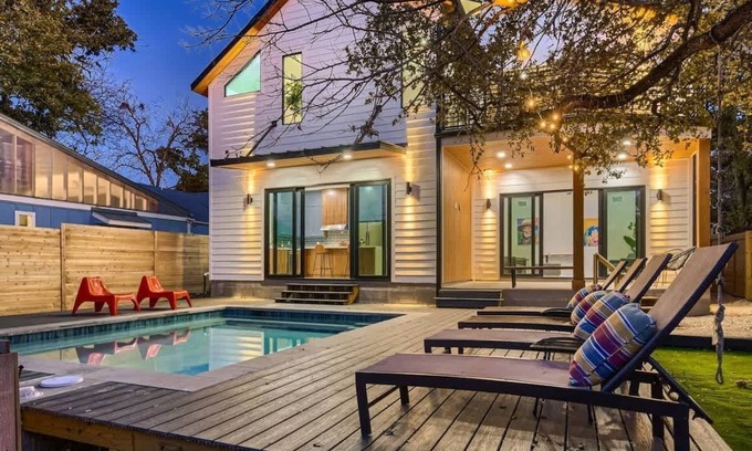 South Congress Casa | SOCO Modern New 5BR. Pool. 1 Block from Everything