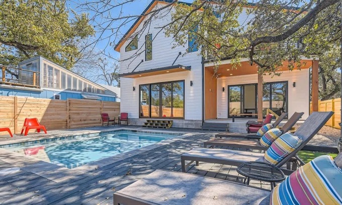 South Congress Casa | SOCO Modern New 5BR. Pool. 1 Block from Everything