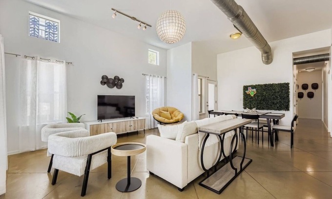 South Lamar Casa | SoCo Retreat | Escape for 6 | EV Charger Available