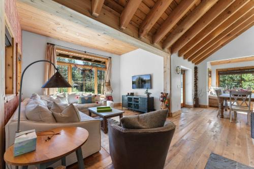 Serene Lakes Casa | Soda Springs 3BR Ski and Lake Retreat