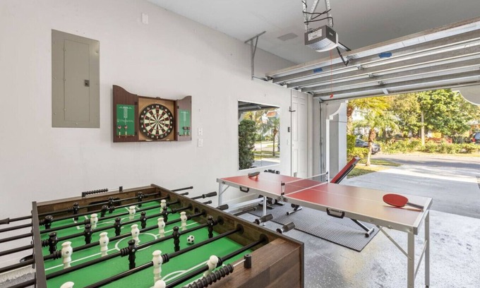 Courier City - Oscawana Casa | SOHO Getaway! 3BR Jacuzzi, Gym AND Game-room