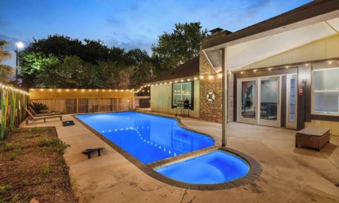 Clodine Casa | SoHo Retreat-5BRS home-Pool Patio Deck-Houston