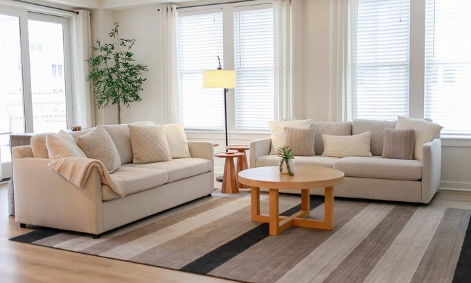Sandbridge Apartamento | Sojourns Modern Sanctuary 2 BR Sleeps 8 Pool Views