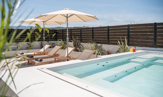 Gerani Apartamento | Sol Luxury Apartment: 3BD With a Rooftop Mini-Pool, 150m from the Beach