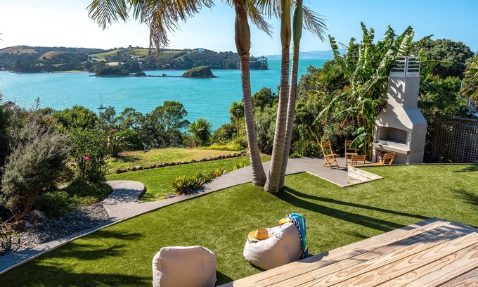Surfdale Cabaña | Sol Spa Oasis - Surfdale Holiday Home